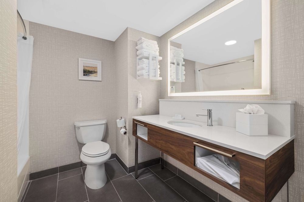 Hampton Inn & Suites Bakersfield Central Room, 2 Queen Beds, Refrigerator & Microwave 3