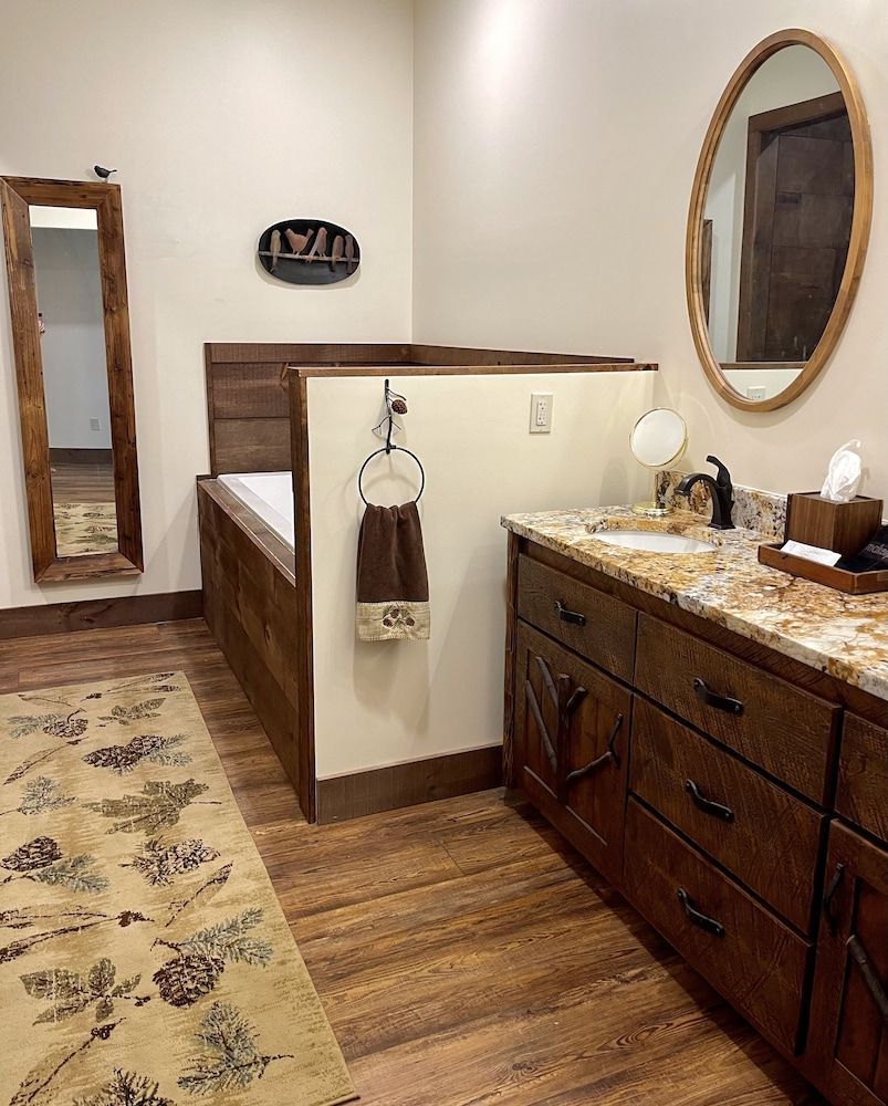 Premium Single Room, 1 King Bed, Bathtub, Garden View