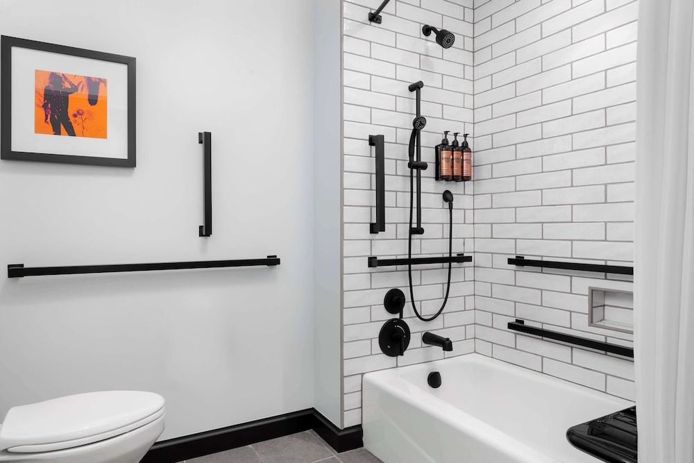 Motto By Hilton Bentonville Downtown Room, 1 King Bed, Bathtub (Mobility & Hearing) 4