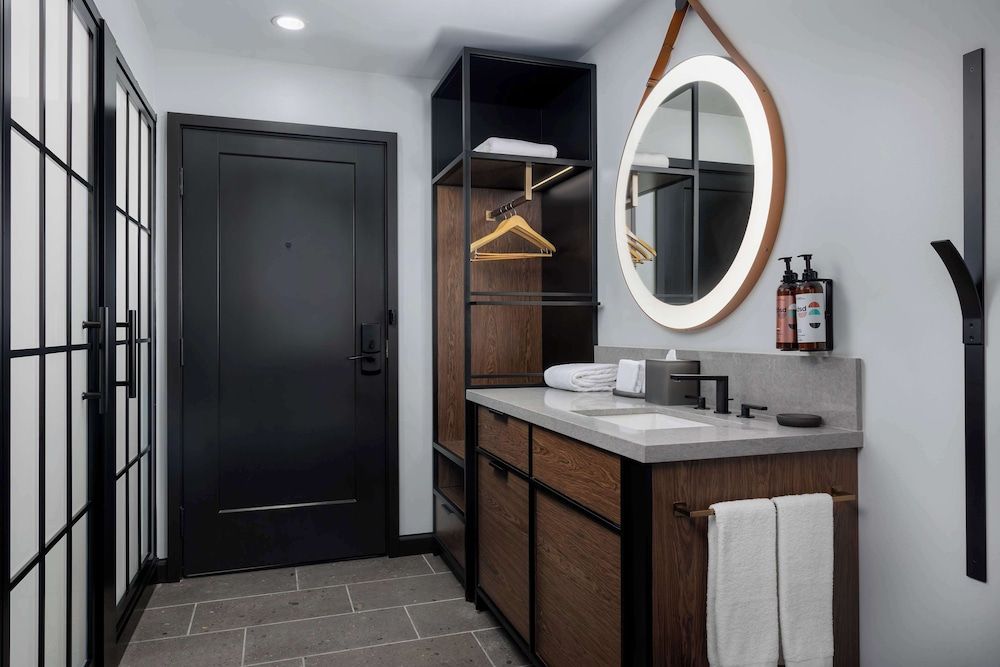 Motto By Hilton Bentonville Downtown Room, 1 Queen Bed, Corner 3