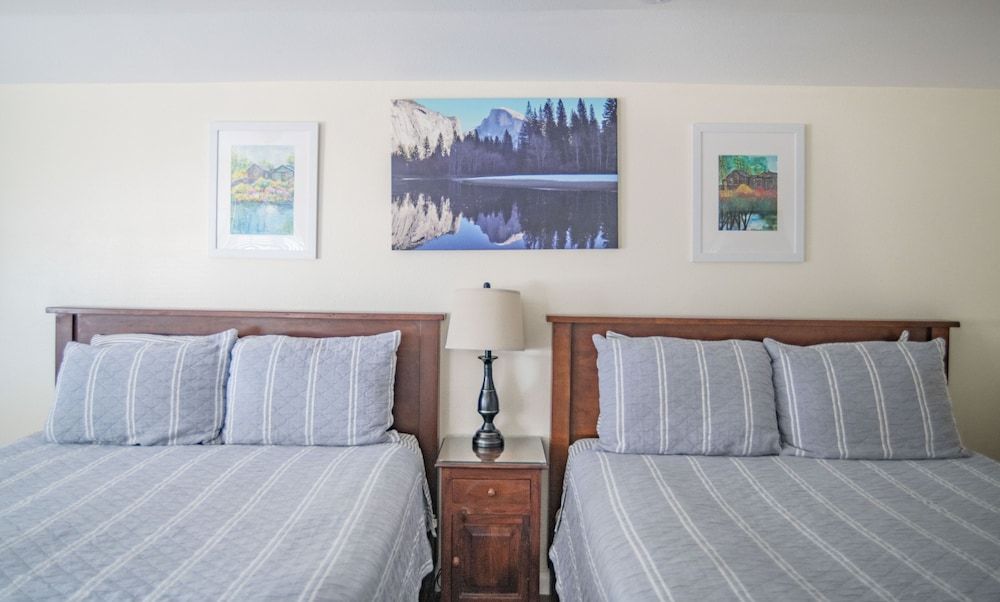 Mt Williamson Motel and Basecamp Deluxe Room