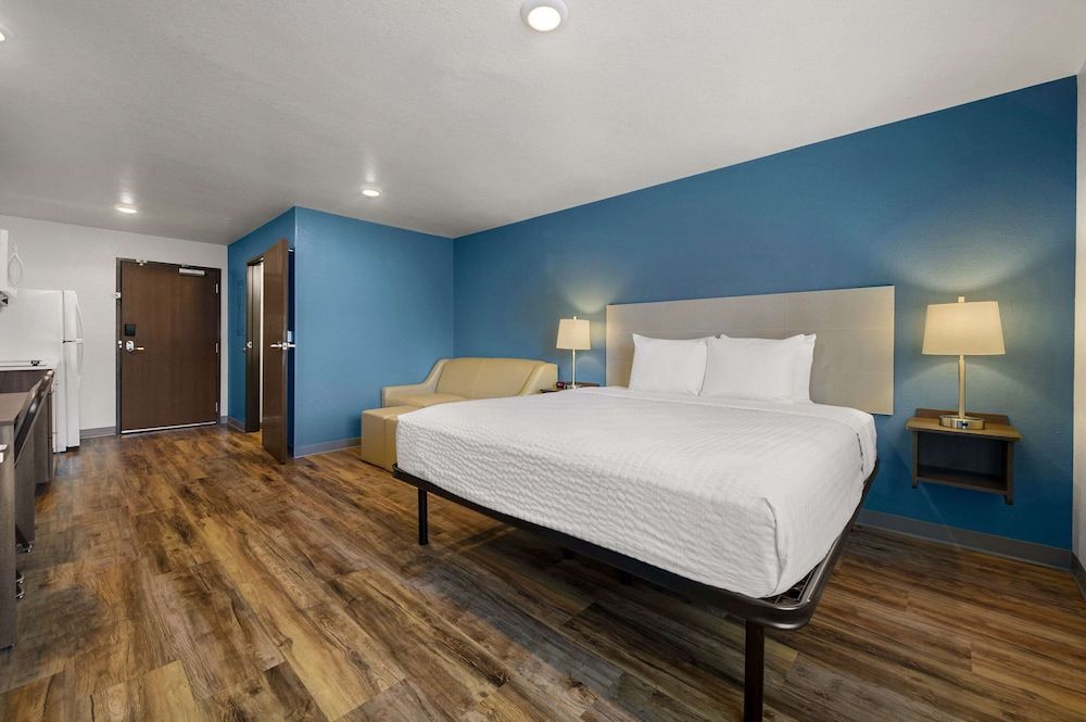 Woodspring Suites Yorktown Newport News Suite, 1 King Bed with Sofa bed, Non Smoking 2