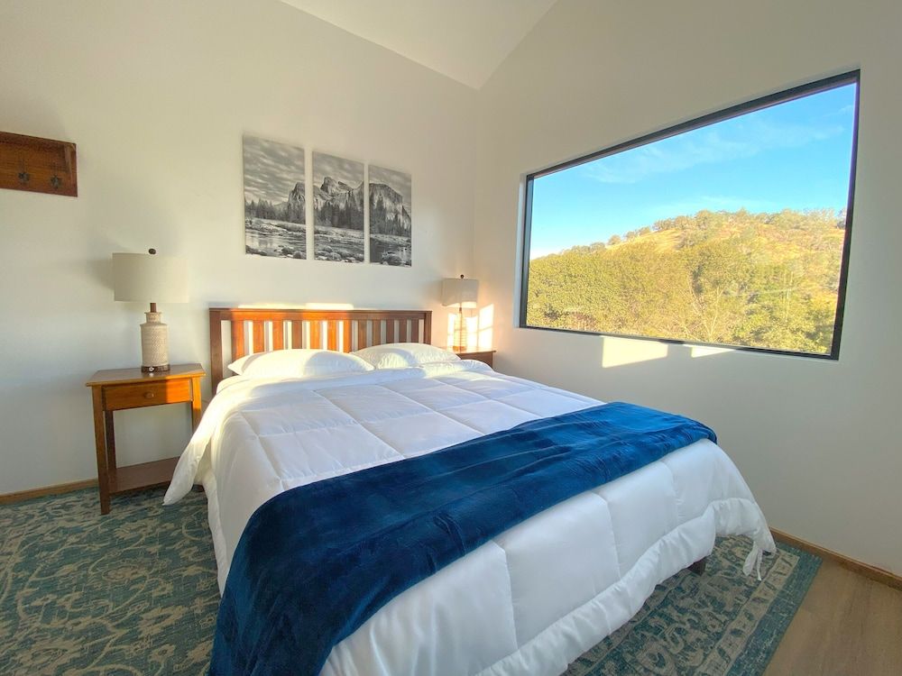 Wildhaven Yosemite Glamping Standard Cabin, Patio, Hill View 4