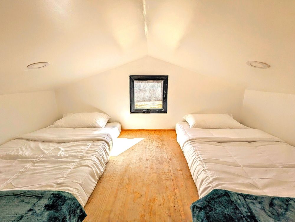 Wildhaven Yosemite Glamping Standard Cabin, Patio, Hill View