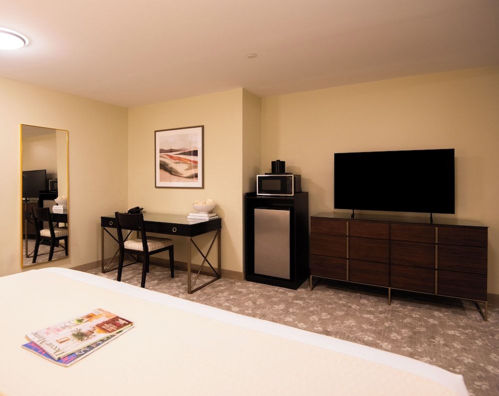 The Pathmaker Hotel Deluxe Room, Multiple Beds 7