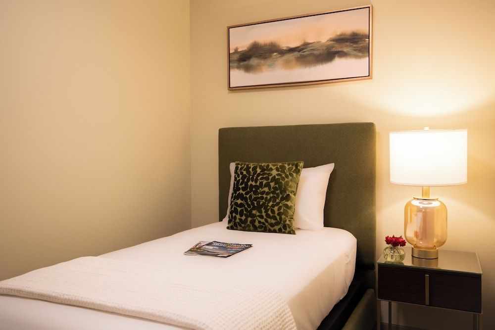 The Pathmaker Hotel Deluxe Room, Multiple Beds 3