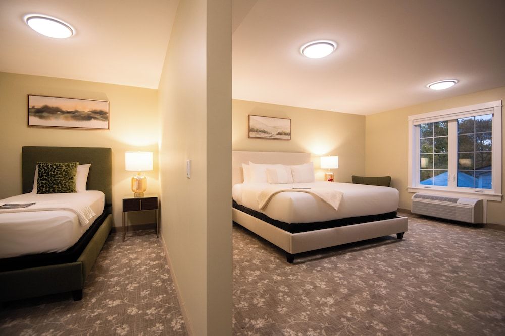 The Pathmaker Hotel Deluxe Room, Multiple Beds 2