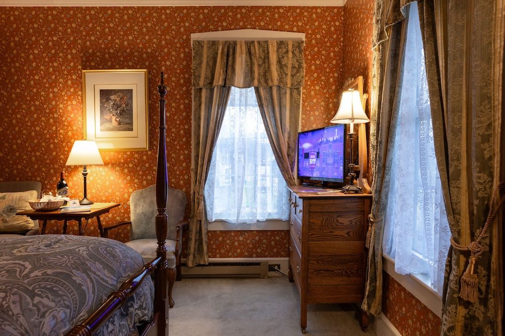 Deerfield Valley Inn Standard Room, 1 Queen Bed, Mountainside