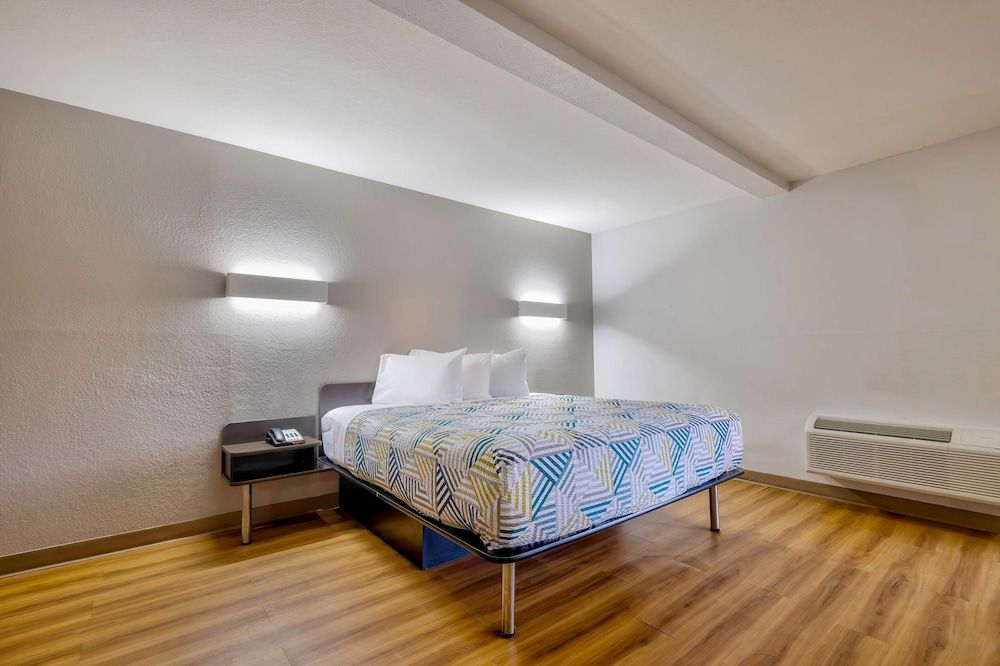 Deluxe Suite, 1 King Bed, Smoking, Hot Tub