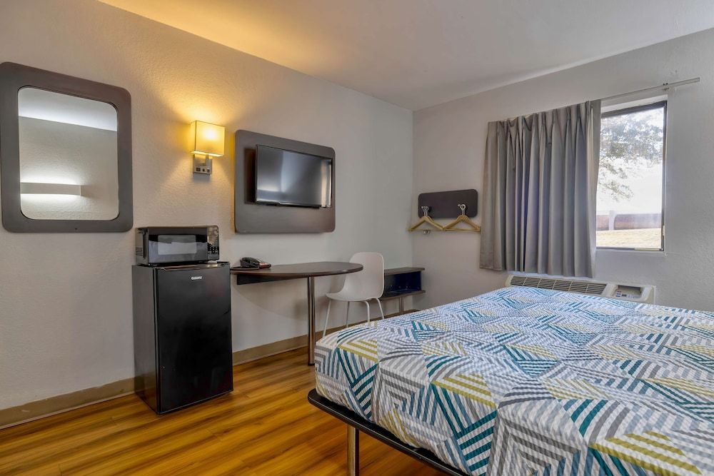 Standard Room, 1 King Bed, Smoking, Refrigerator & Microwave