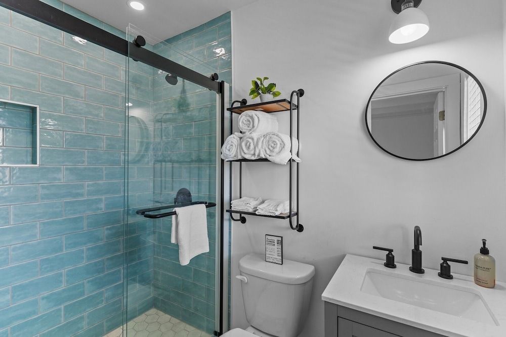 The Beach House Motel & Suites Standard Room, 1 King Bed, Refrigerator & Microwave 7