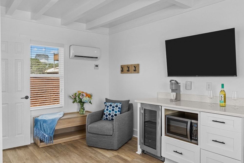 The Beach House Motel & Suites Superior Room, 1 King Bed, Refrigerator & Microwave 6