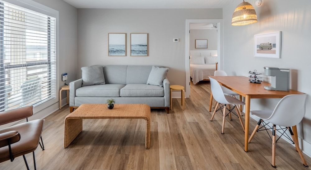 The Beach House Motel & Suites Apartment, 1 King Bed with Sofa bed, Kitchenette 4