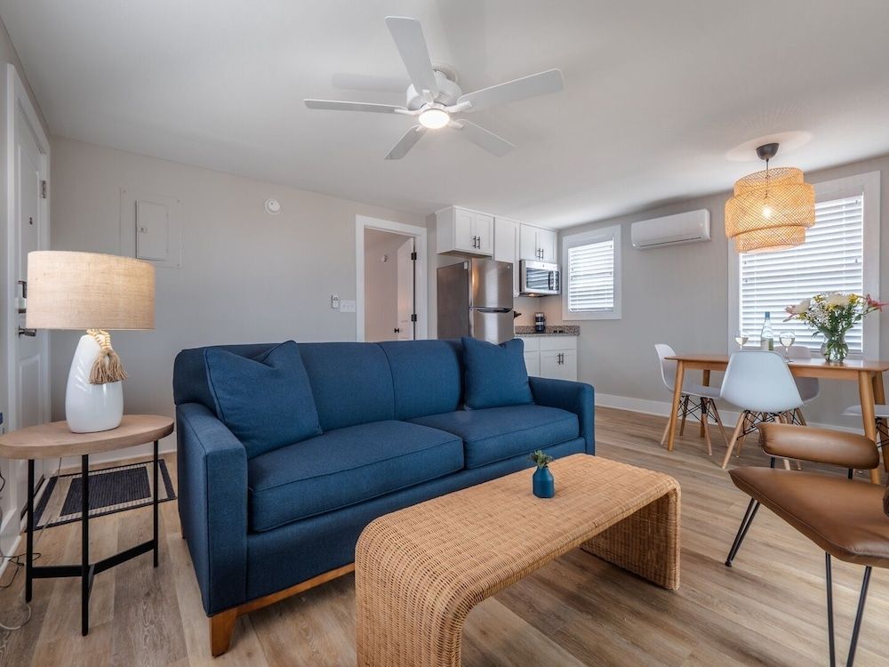 The Beach House Motel & Suites Apartment, 1 King Bed with Sofa bed, Kitchenette