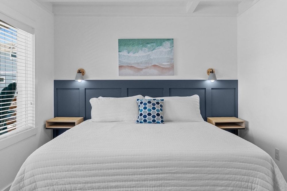 The Beach House Motel & Suites Superior Room, 1 King Bed, Refrigerator & Microwave