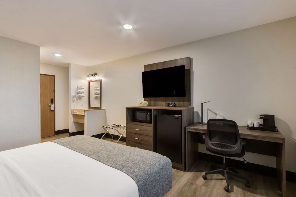 Standard Room, 1 King Bed, Accessible, Refrigerator & Microwave