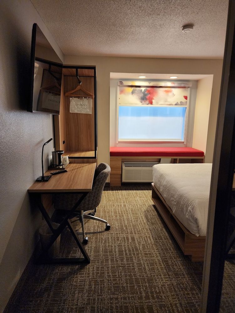 Best Western Buffalo Inn & Suites Standard Room, 1 Queen Bed, Accessible, Non Smoking (Walk-in Shower) 6