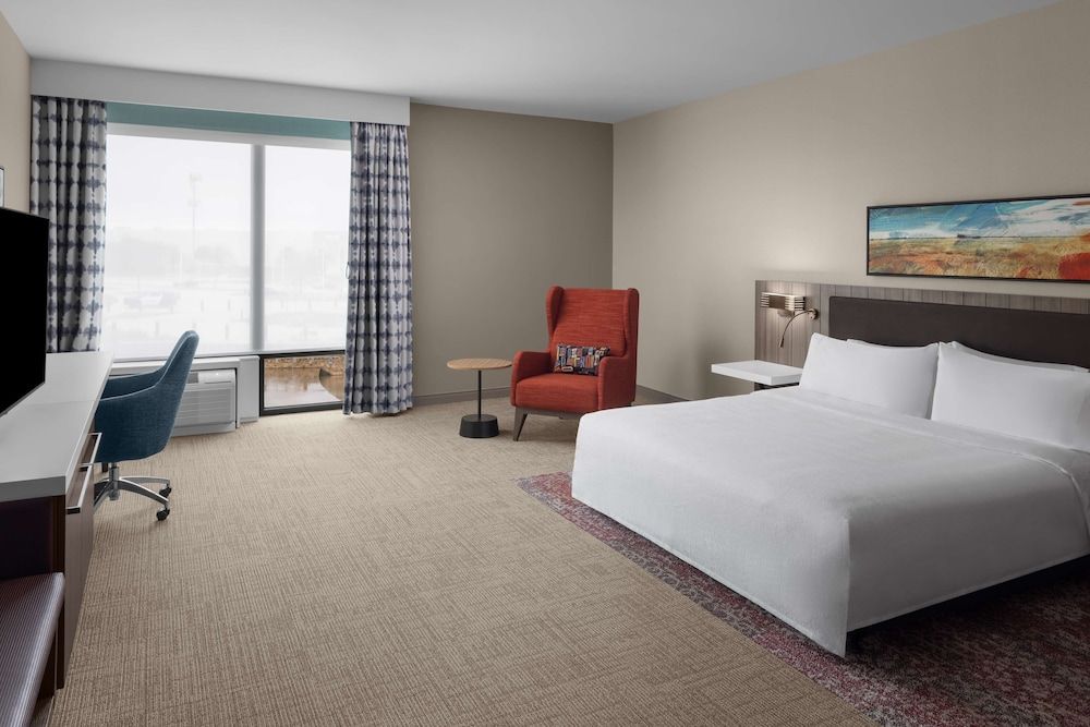 Room, 1 King Bed, Accessible, Bathtub (Mobility & Hearing)