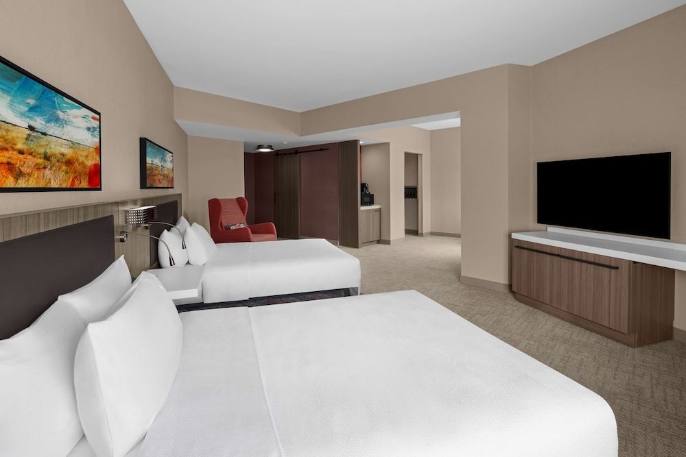 Deluxe Room, 2 Queen Beds, Accessible, Bathtub