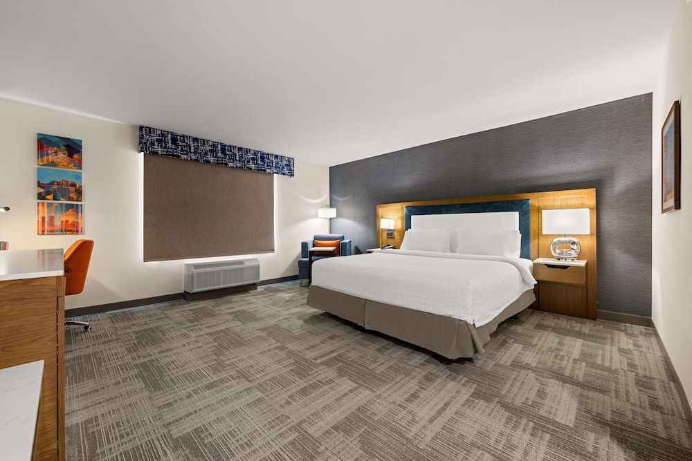 Hampton Inn & Suites Bessemer Birmingham Room, 1 King Bed, Accessible, Bathtub