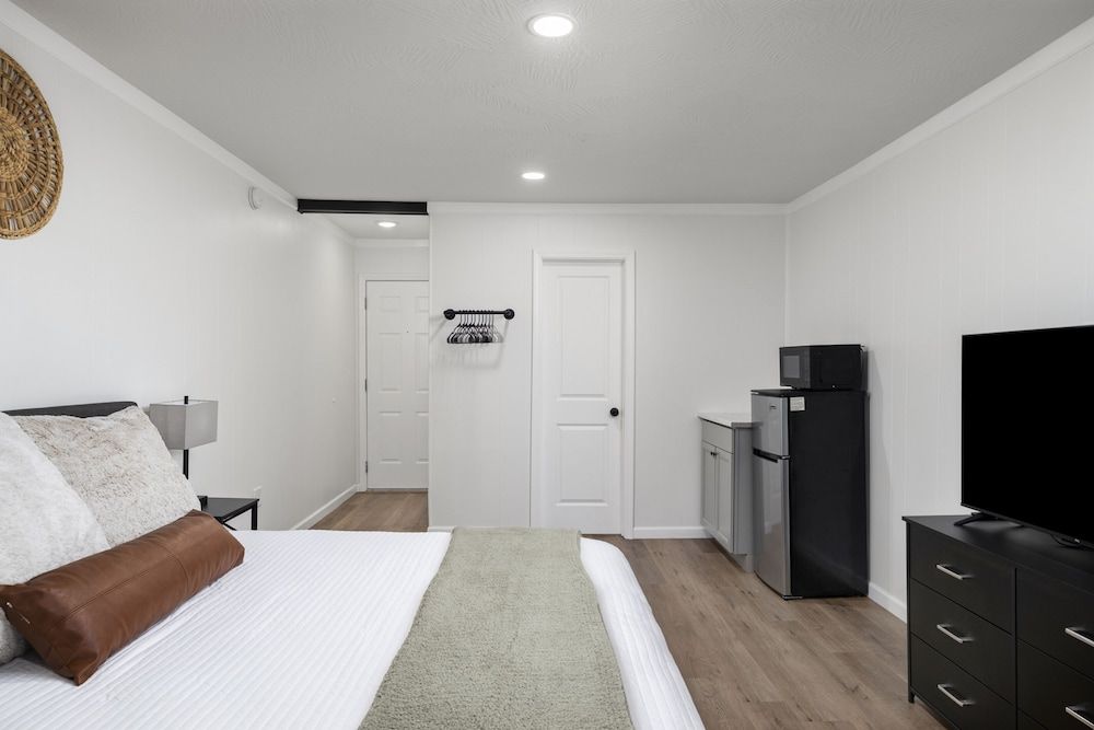 The Lofts on Indian Point Deluxe Studio Suite, 1 King Bed, Balcony, Valley View 9