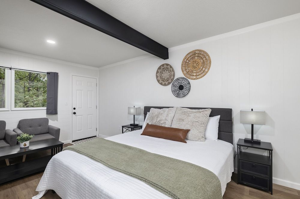 The Lofts on Indian Point Deluxe Studio Suite, 1 King Bed, Balcony, Valley View