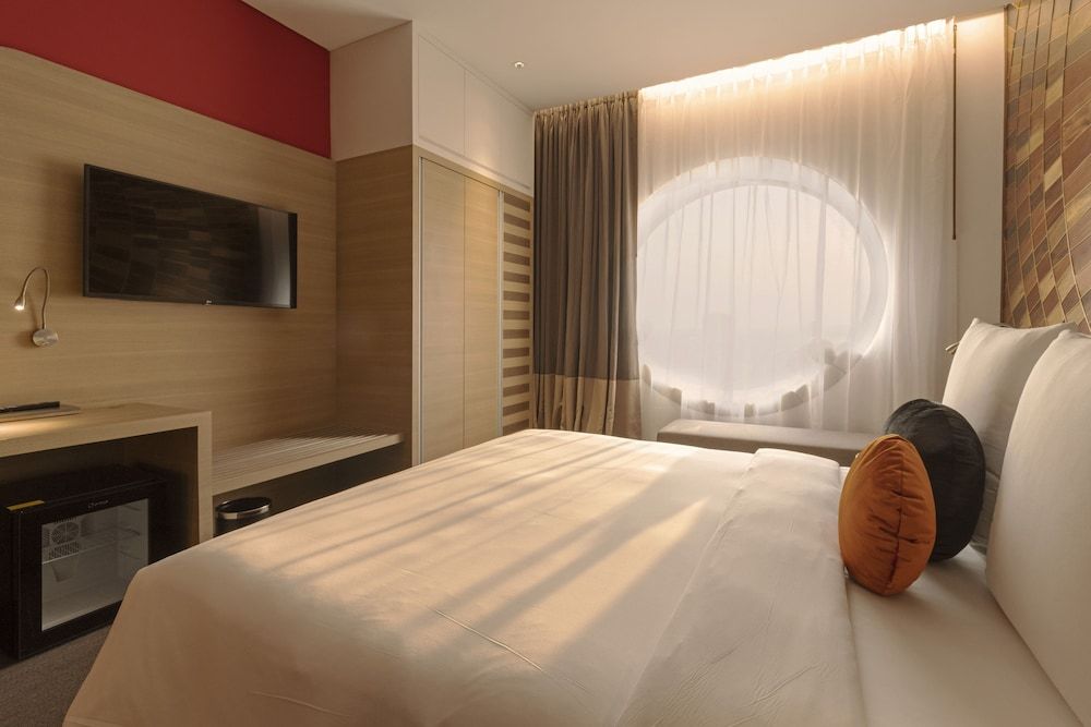 SUN & MOON, Riverside Hotel Deluxe Double Room, City View