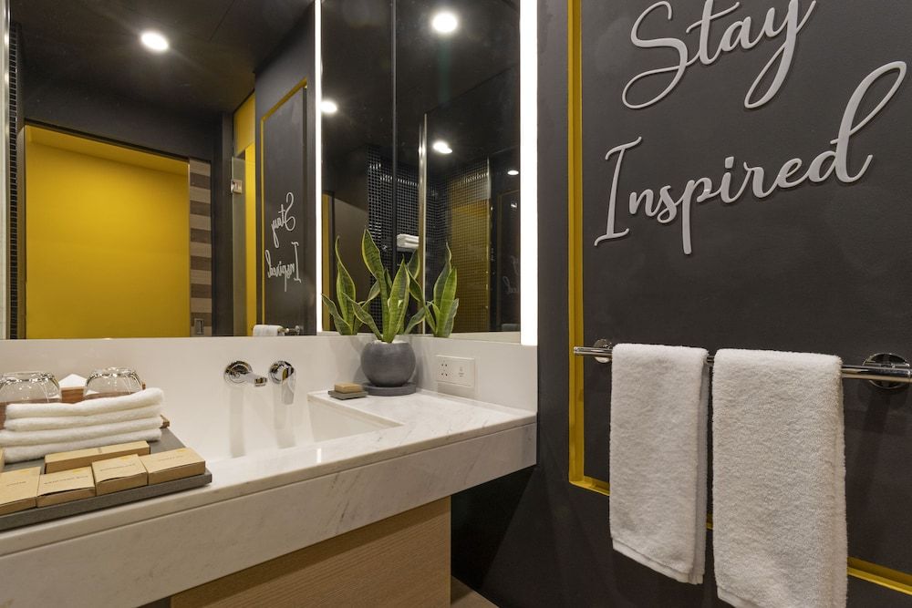 SUN & MOON, Riverside Hotel Deluxe Double Room, City View 5