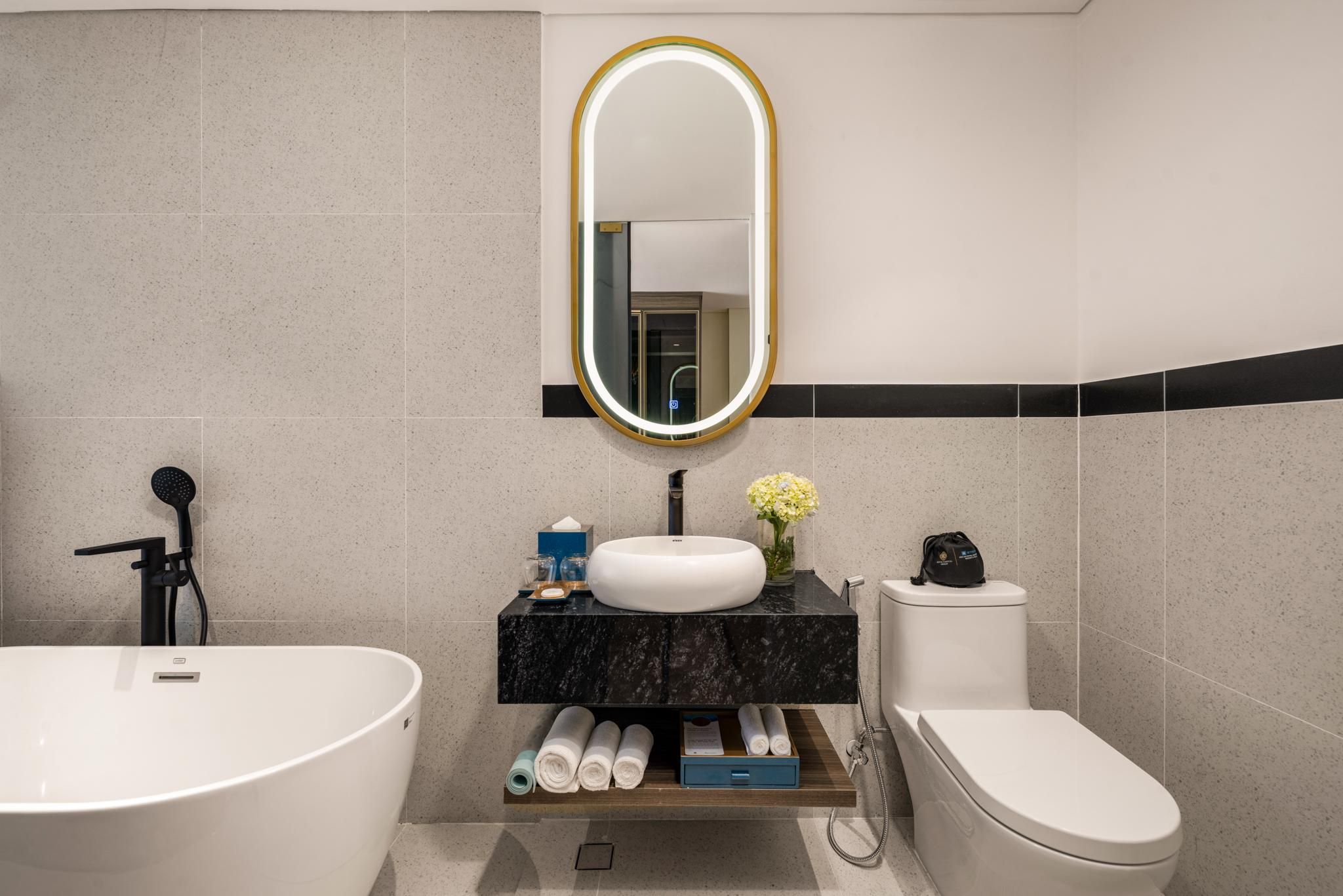 Classic Ocean View King Room with Bathtub