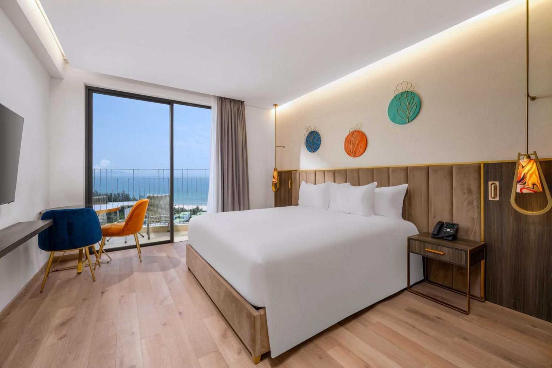 Classic King Room with Ocean View and Bathtub