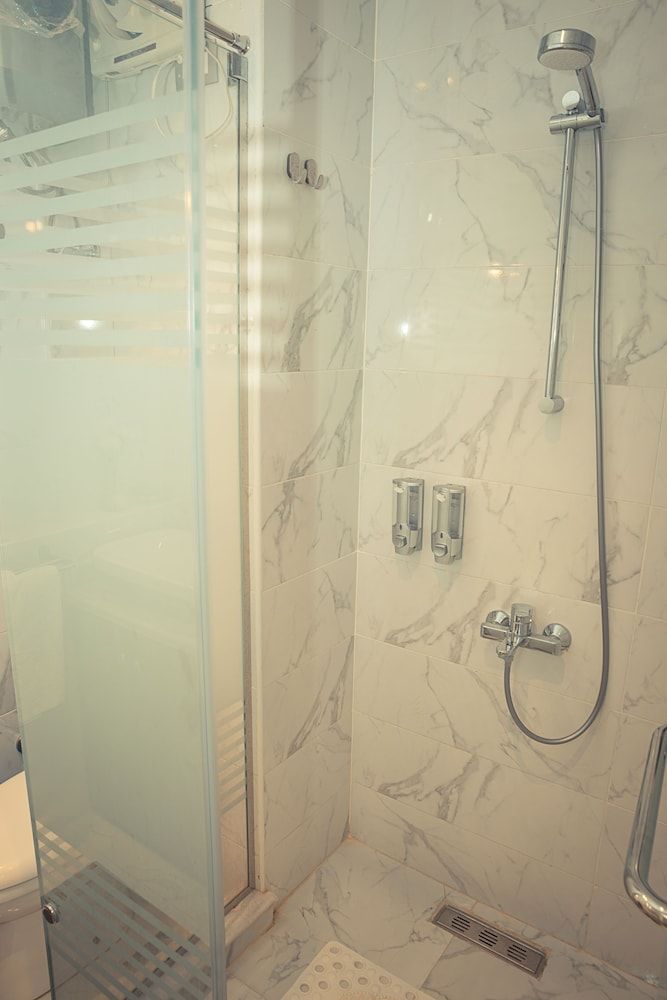 Seven Seasons Hospitality Luxury Chalet 9