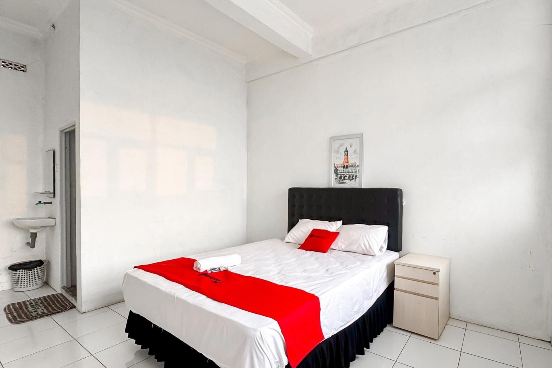 Capital O 91466 Hotel Neu Backpacker Tf Syariah (smk Tb) Standard Double Room 2