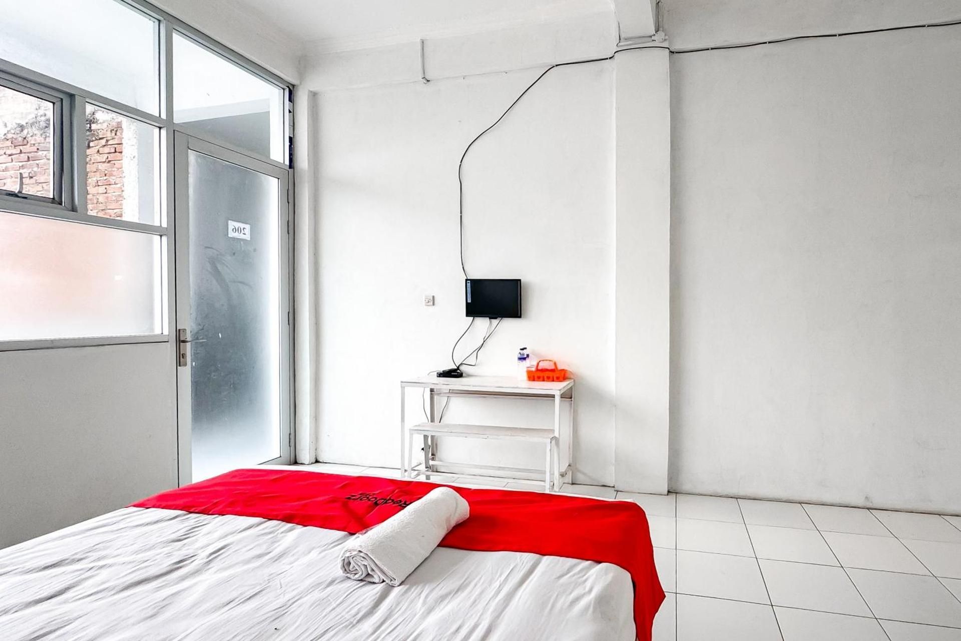 Capital O 91466 Hotel Neu Backpacker Tf Syariah (smk Tb) Standard Double Room 3