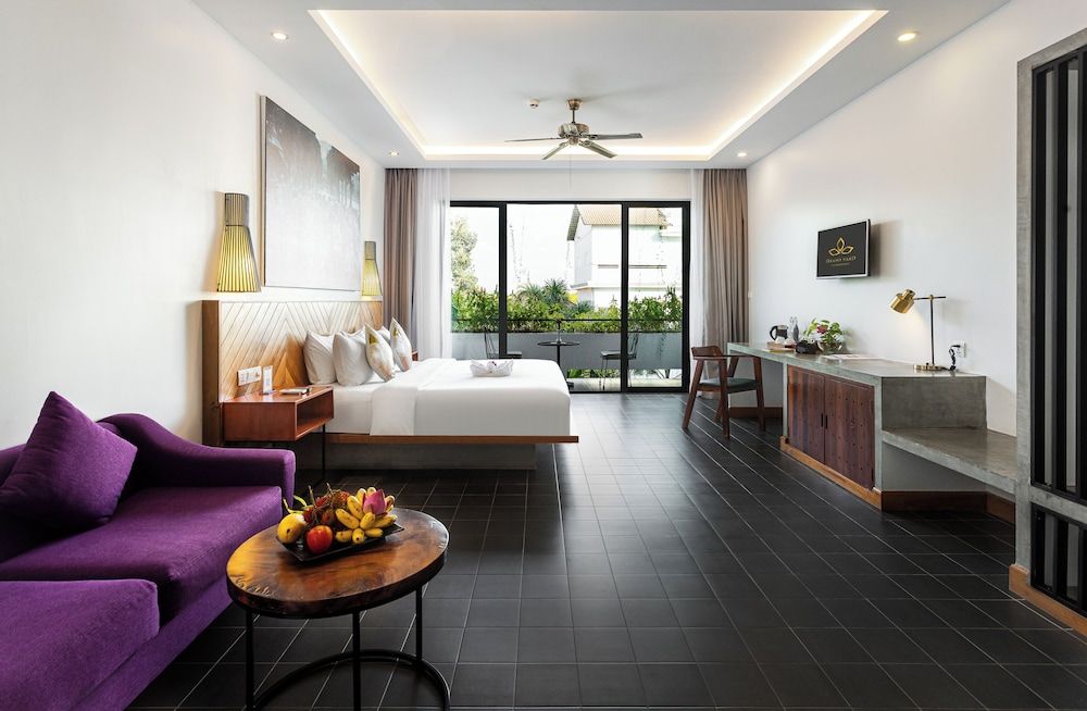 Deluxe King Room Pool View