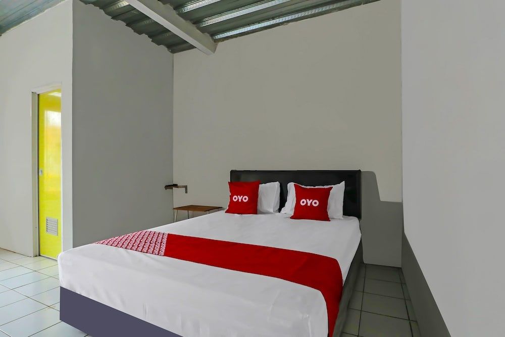 OYO 90809 Homestay Black Pink Merah Jambu Syariah Standard Double Room