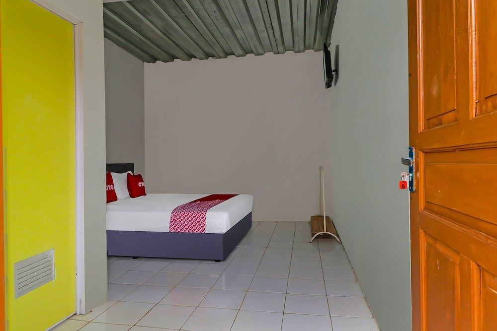 OYO 90809 Homestay Black Pink Merah Jambu Syariah Standard Double Room 2