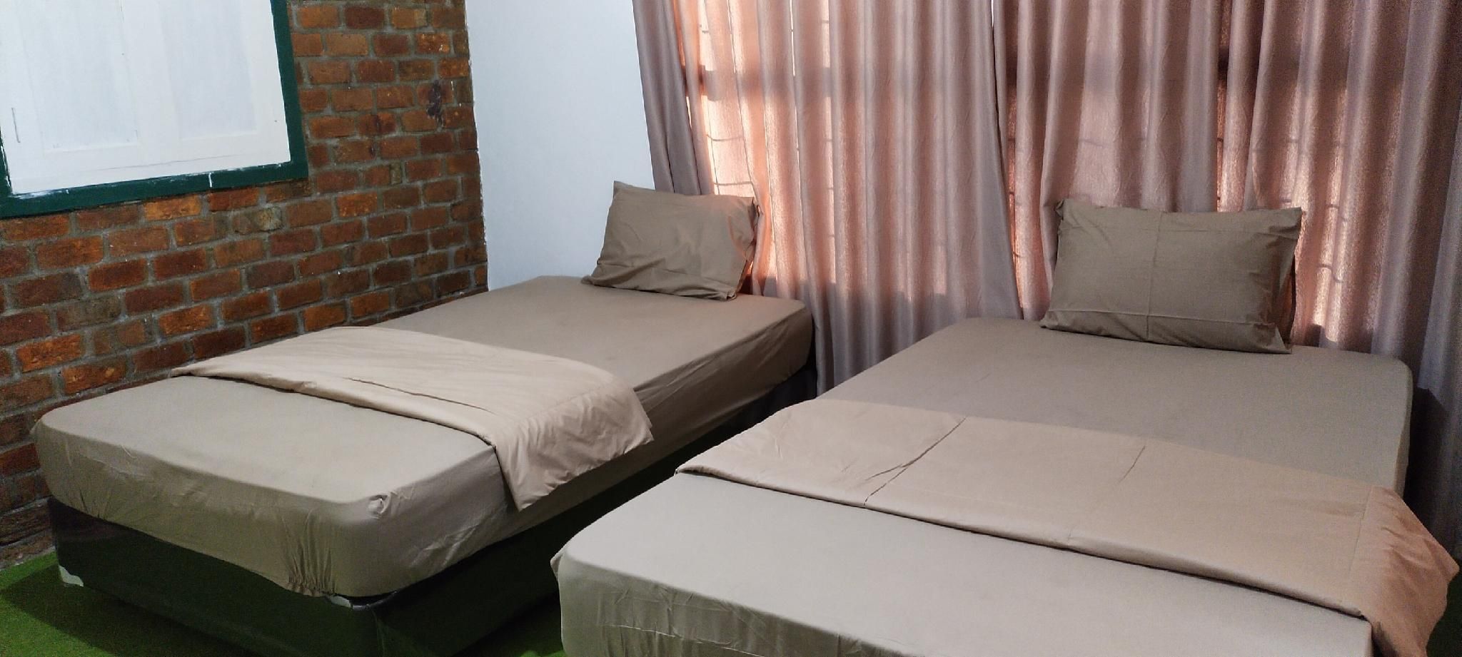 Standard Twin with Private Bathroom