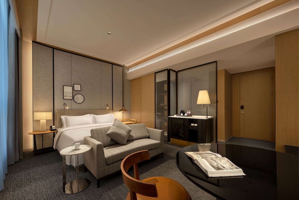Deluxe Room, 1 King Bed, Smoking