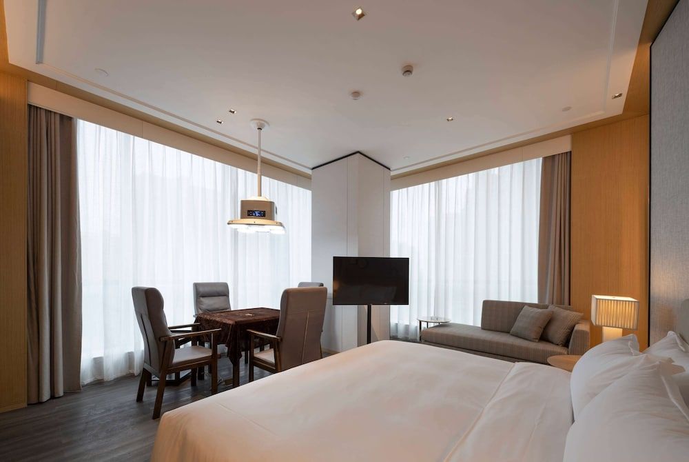 Room, 1 King Bed, Smoking (Leisure)