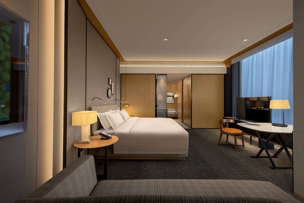 Executive Room, 1 King Bed, Smoking
