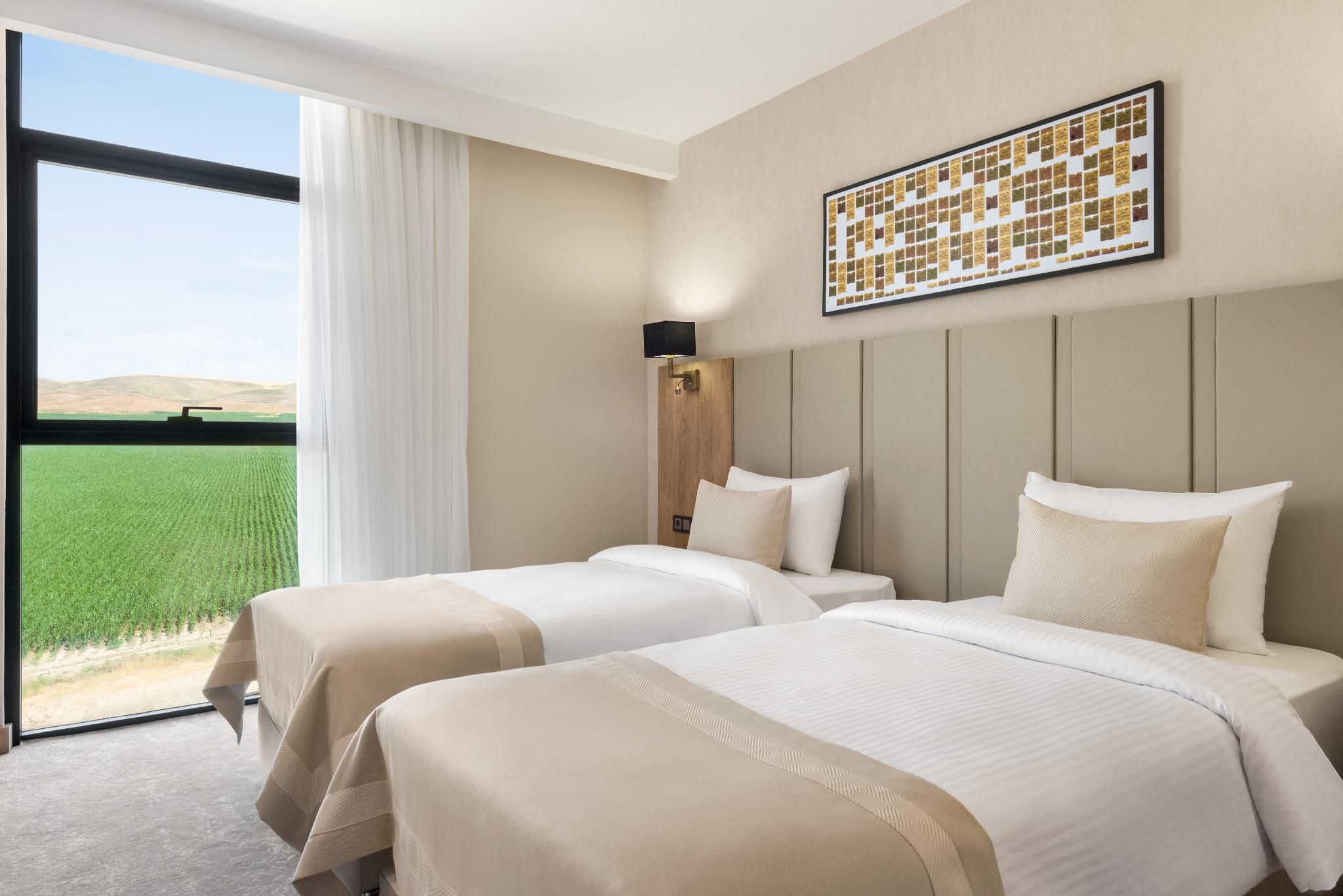 2 Single Beds, City View