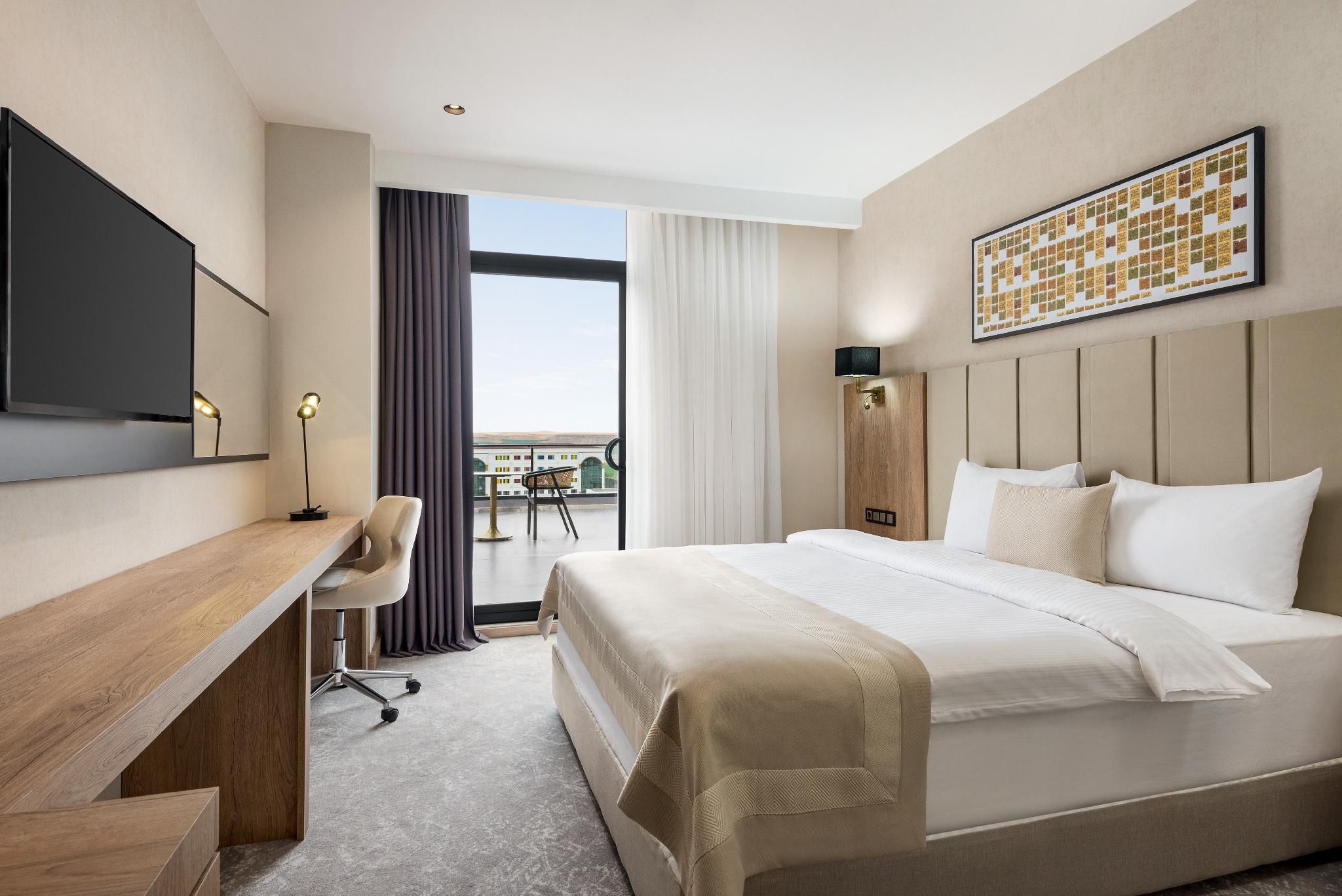 Ramada Plaza By Wyndham Batman 1 King Bed, City View, Balcony