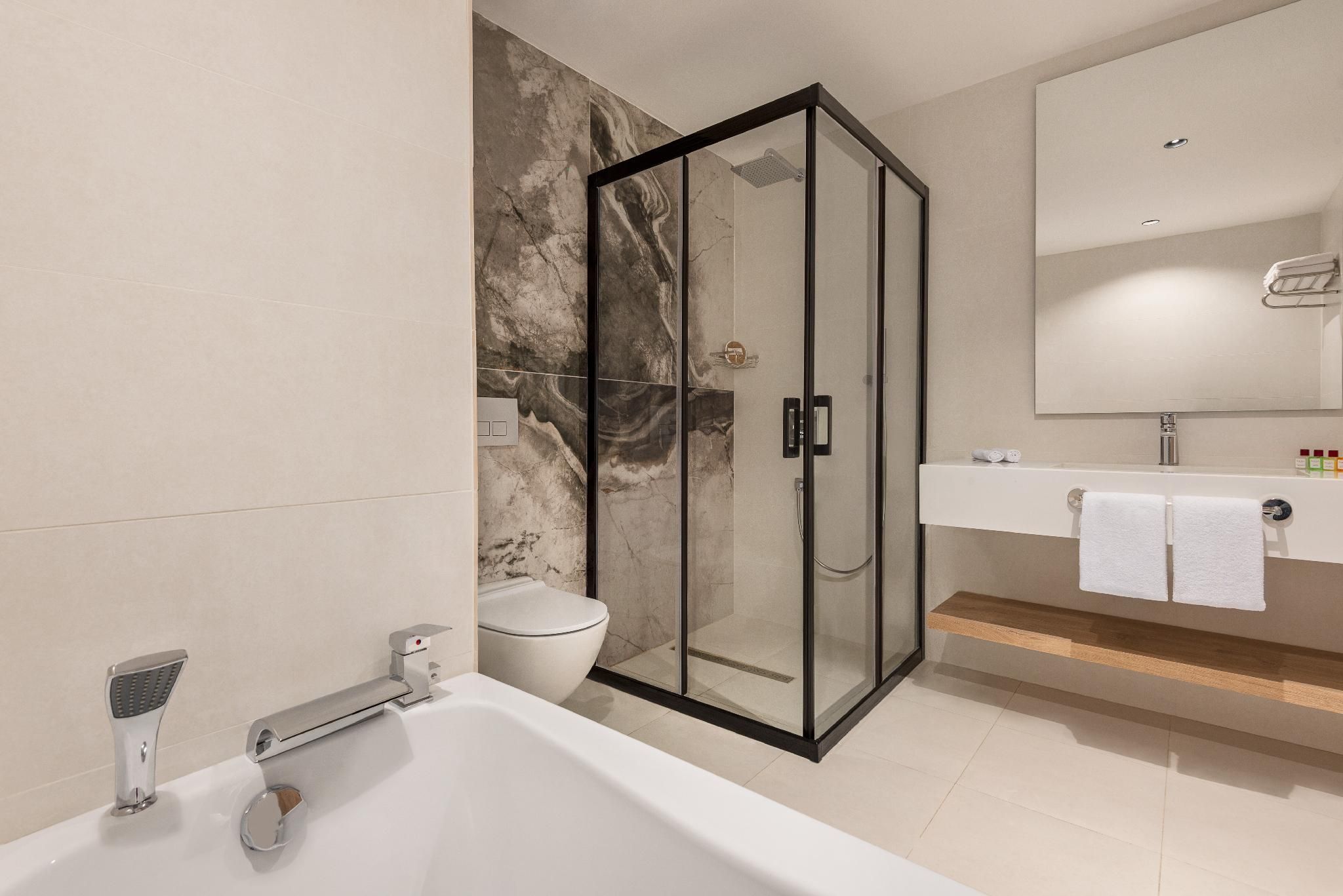 1 King Bed, Corner Suite, City View, Balcony