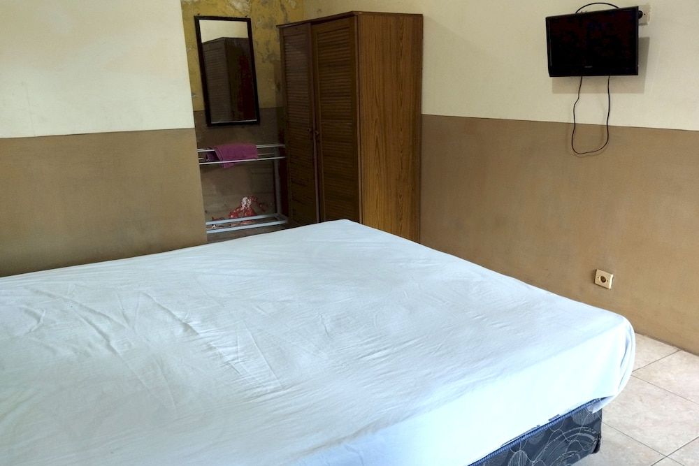 OYO 92756 Kos Moncok Deluxe Double Room 10