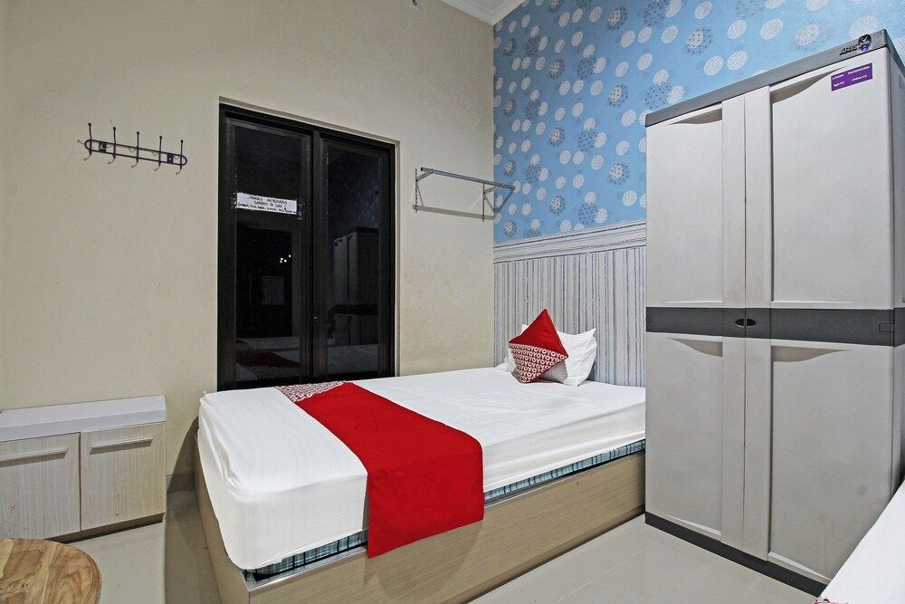 Super OYO 91202 Family Guest House Syariah Twin Room 3