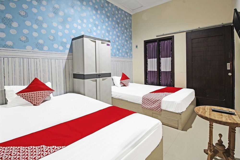 Super OYO 91202 Family Guest House Syariah Twin Room