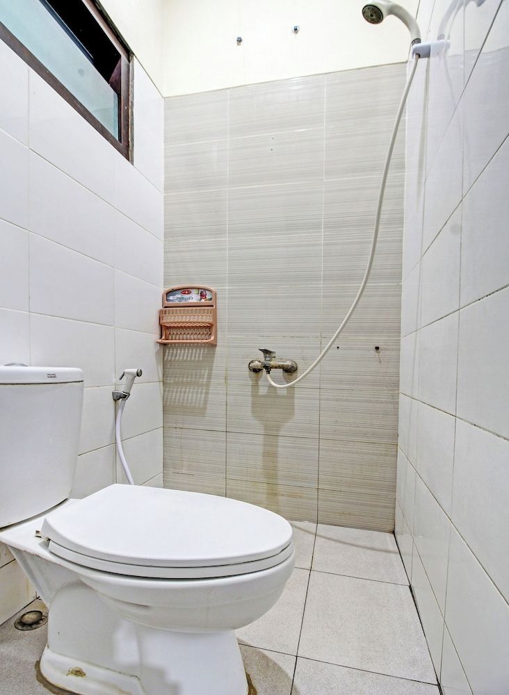 Super OYO 91202 Family Guest House Syariah Deluxe Double Room 8