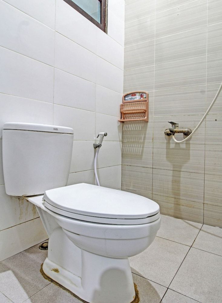 Super OYO 91202 Family Guest House Syariah Deluxe Double Room 9