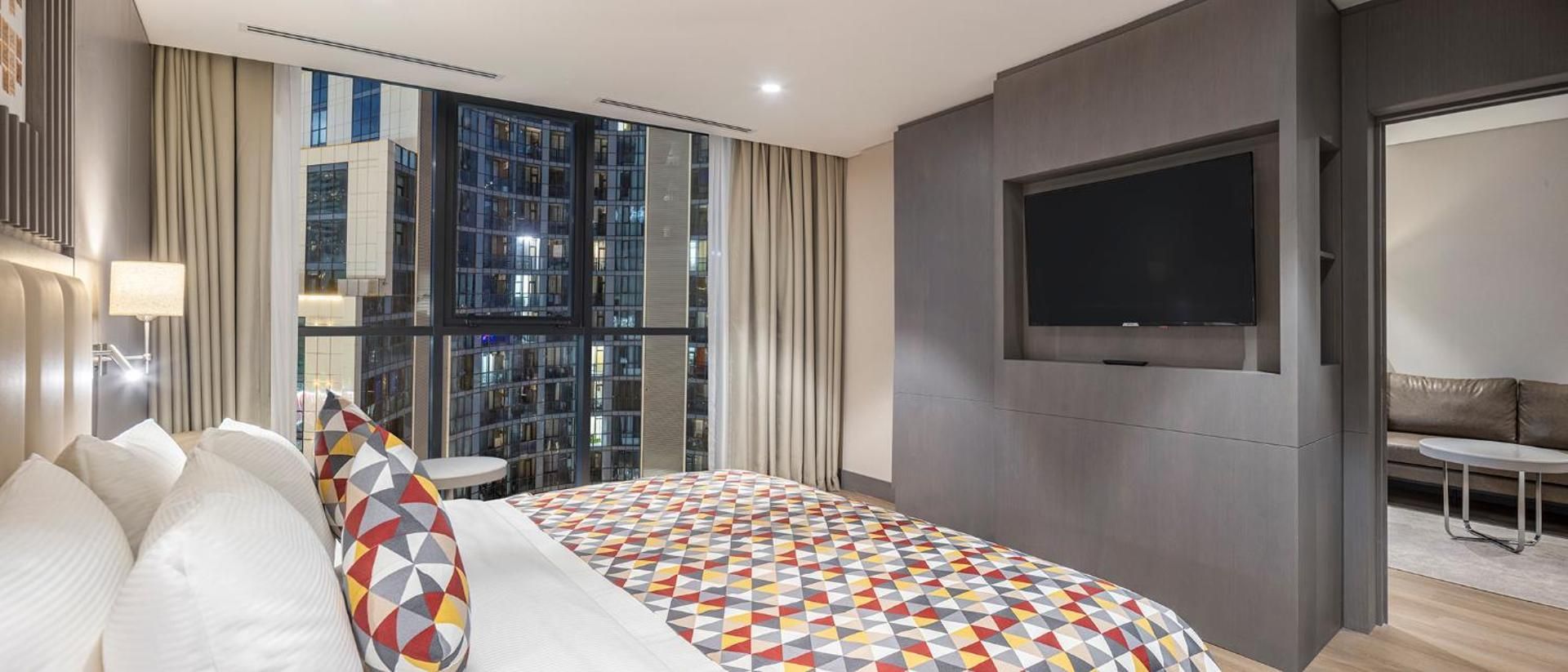 King Bed, Executive Suite, City View