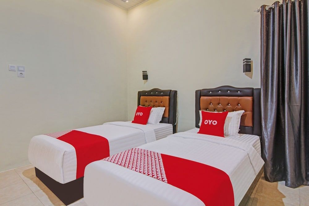 Capital O 90643 Suri Guest House Syariah Deluxe Twin Room 5